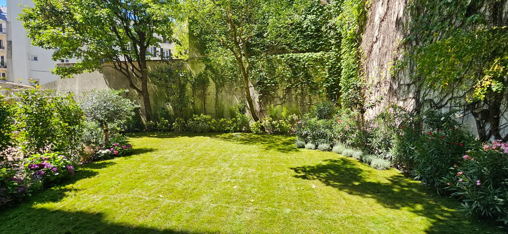 Comme une maison duplex de 179m2 ouvrant sur 293m2 de jardins