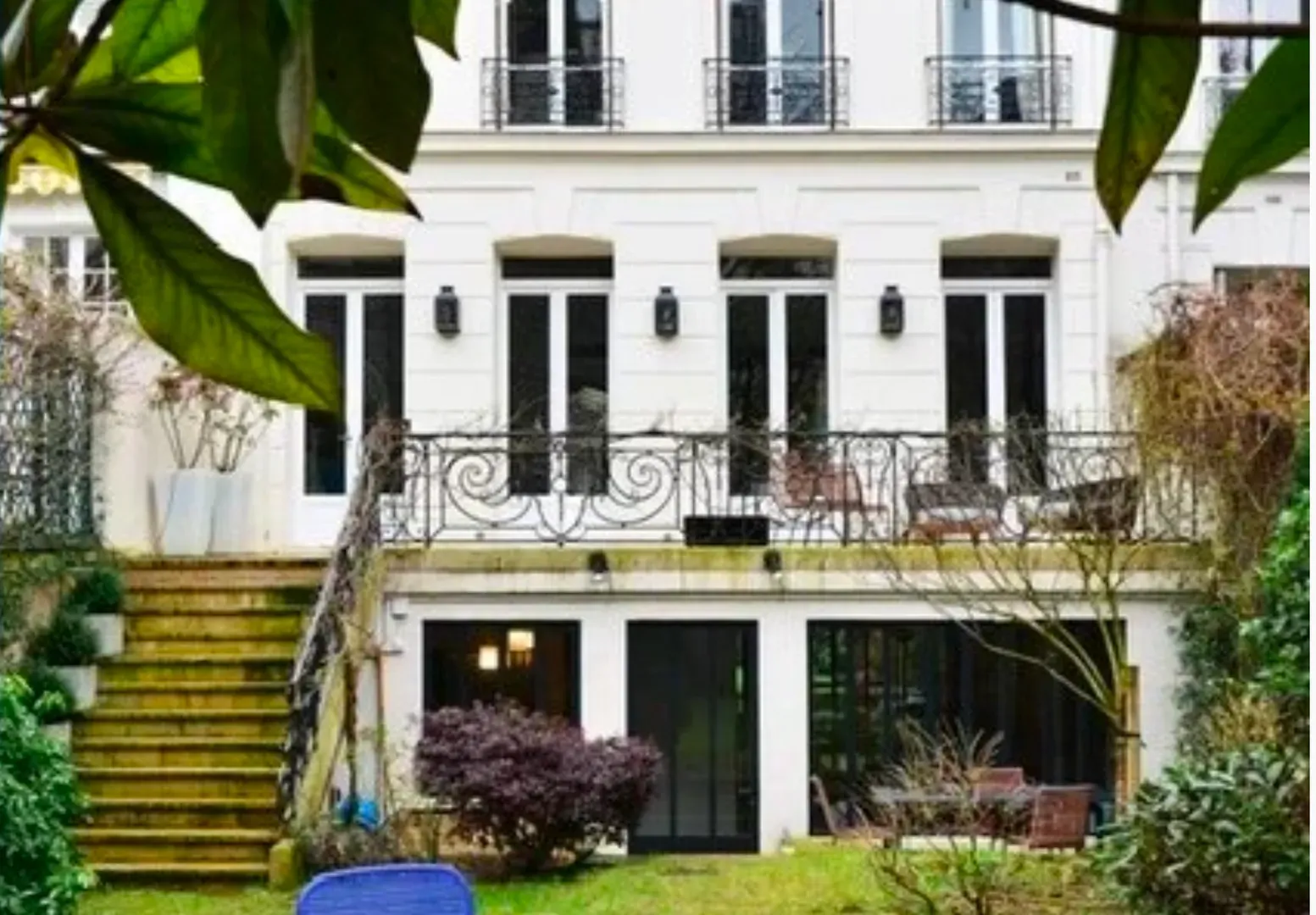 Elégant Hôtel particulier de 405m2 en parfait état ouvrant sur un jardin de 140m2 et une terrasse de 24m2