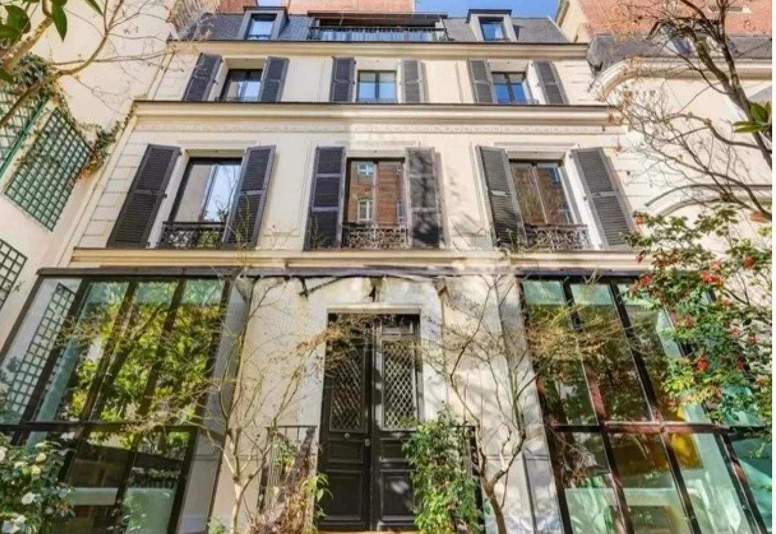 Au calme, bel hôtel particulier en parfait état ouvrant sur un jardin de 65m2
