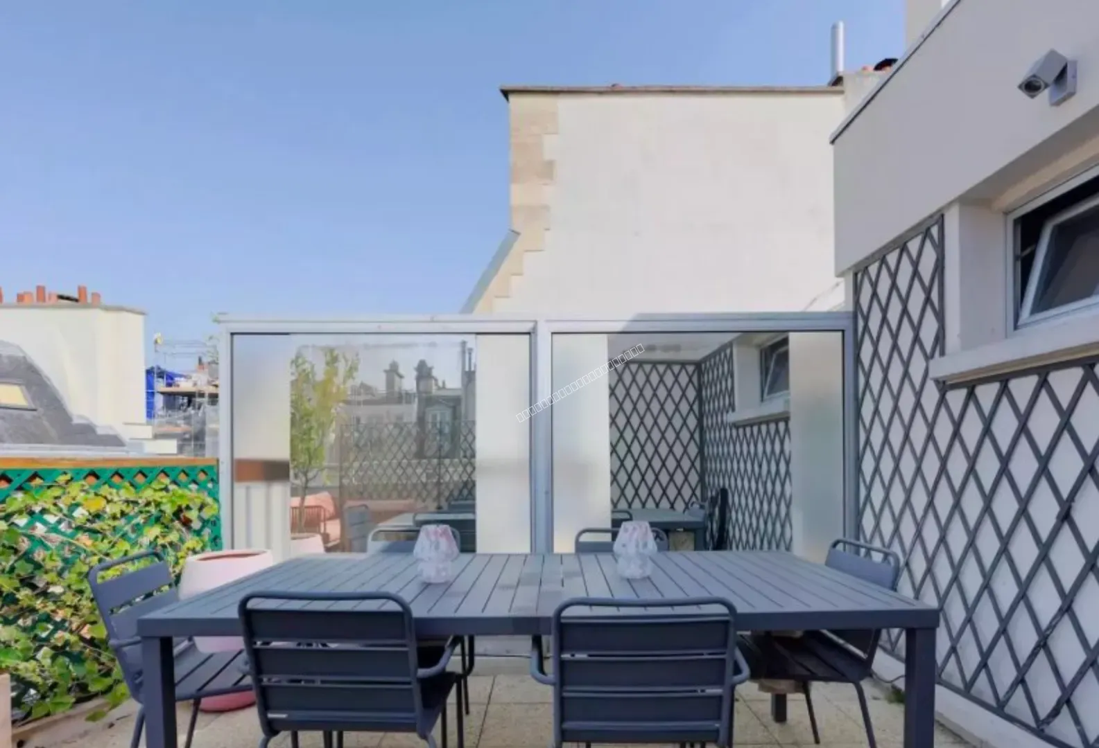 Au dernier étage, appartement au calme en parfait état ouvrant sur une terrasse de 23m2