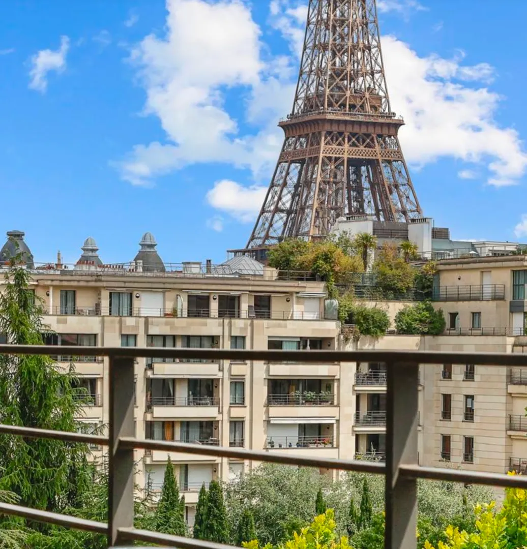 Duplex penthouse de 141 m2 ouvrant sur 160 m2 de terrasse avec vue sur la Tour Eiffel